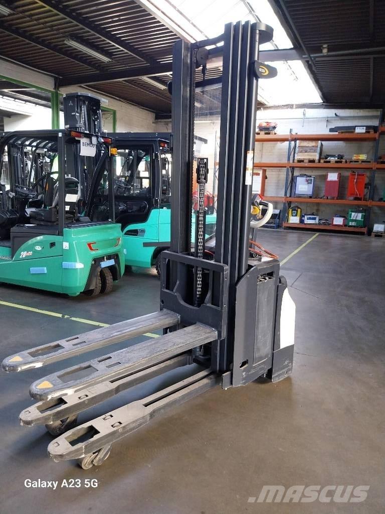 Crown ESi40001.6TT Järelkäidavad virnastajad