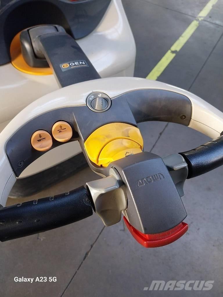Crown ESi40001.6TT Järelkäidavad virnastajad