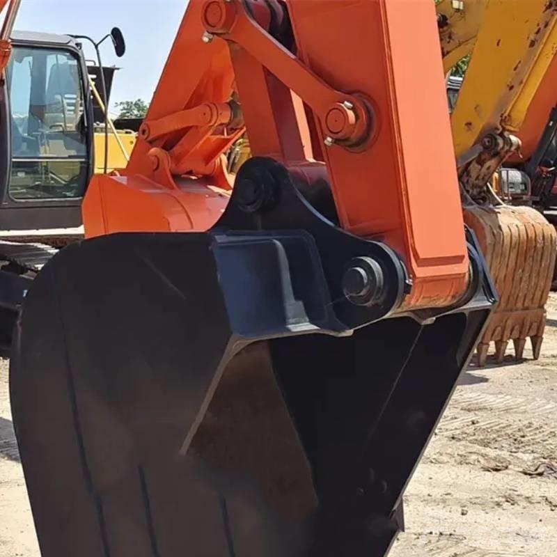 Hitachi ZX 210 Roomikekskavaatorid
