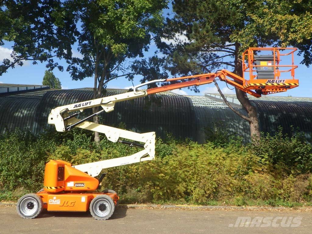 JLG E450AJ Iseliikuvad poomtõstukid