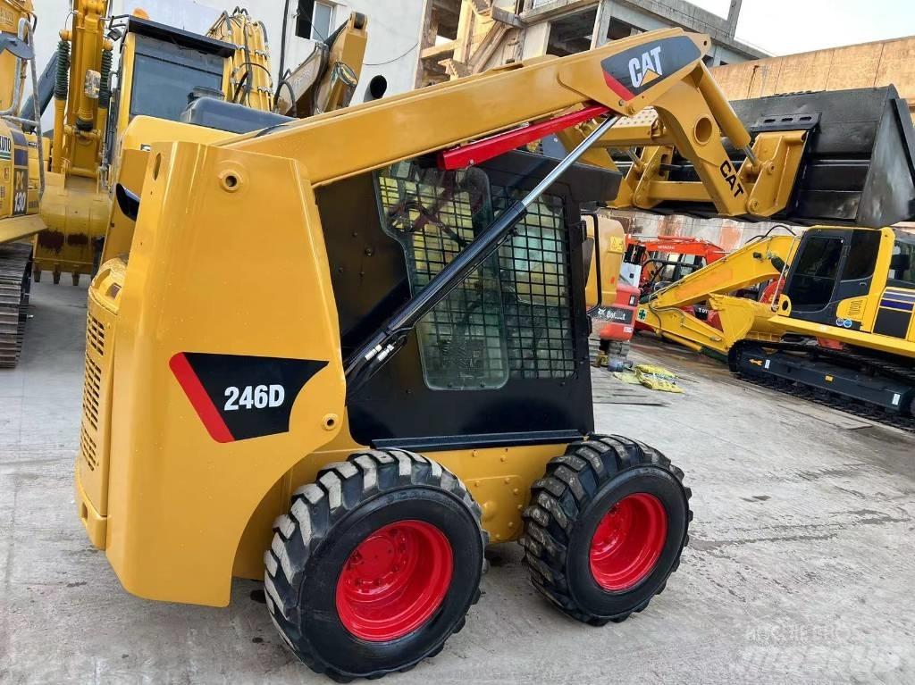 CAT 246D Kompaktlaadurid