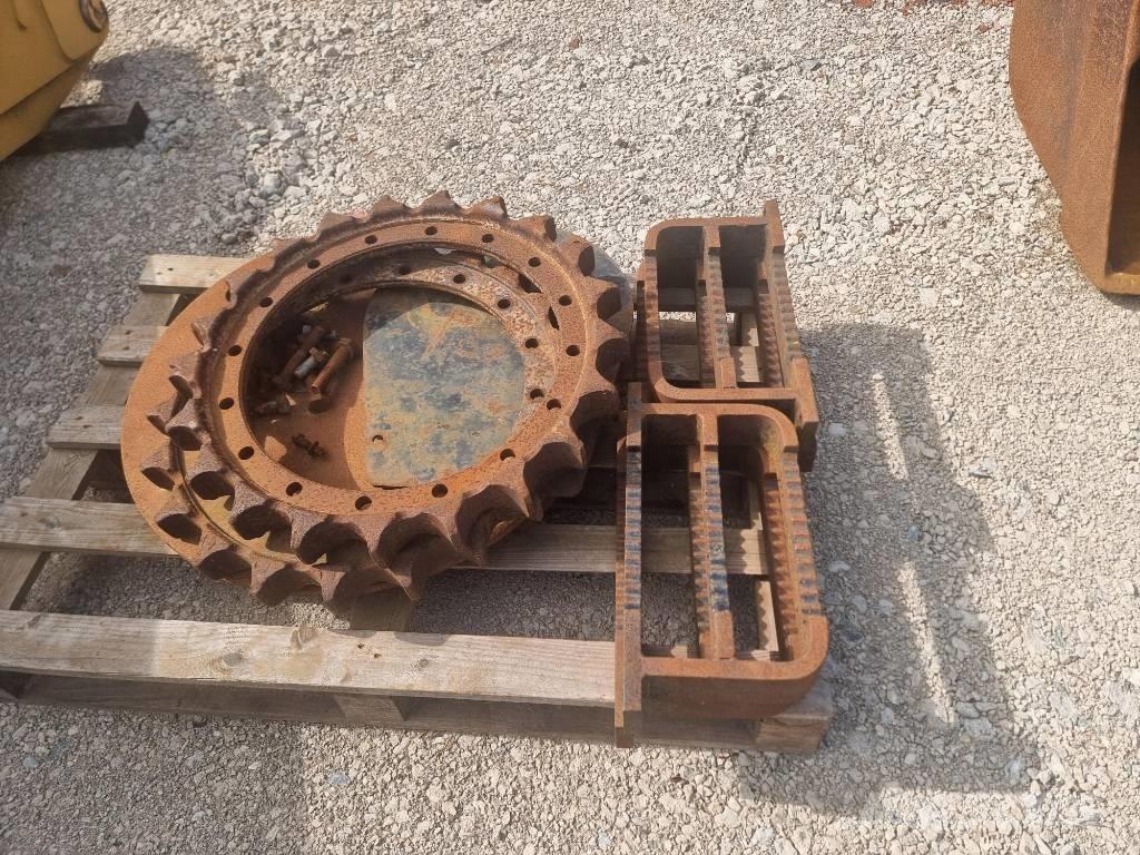 CAT 320 D FOR PARTS Roomikekskavaatorid