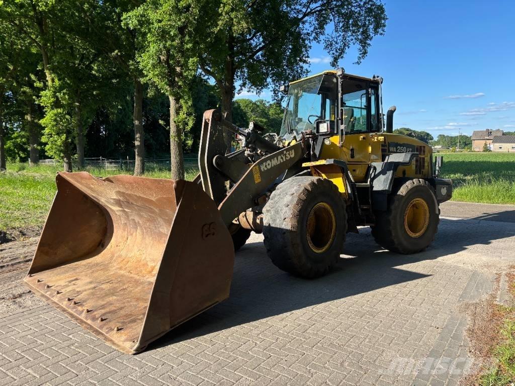Komatsu WA250-6 Rataslaadurid