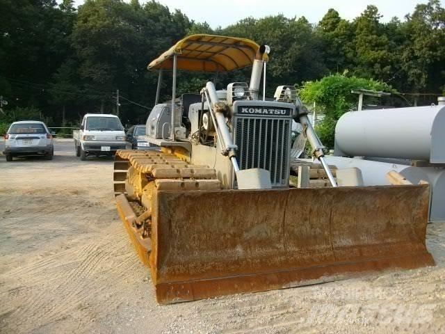 Komatsu D 40 P Buldooserid