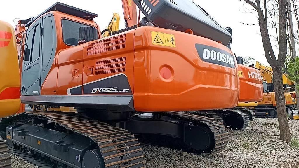 Doosan 225 LC-9 Roomikekskavaatorid