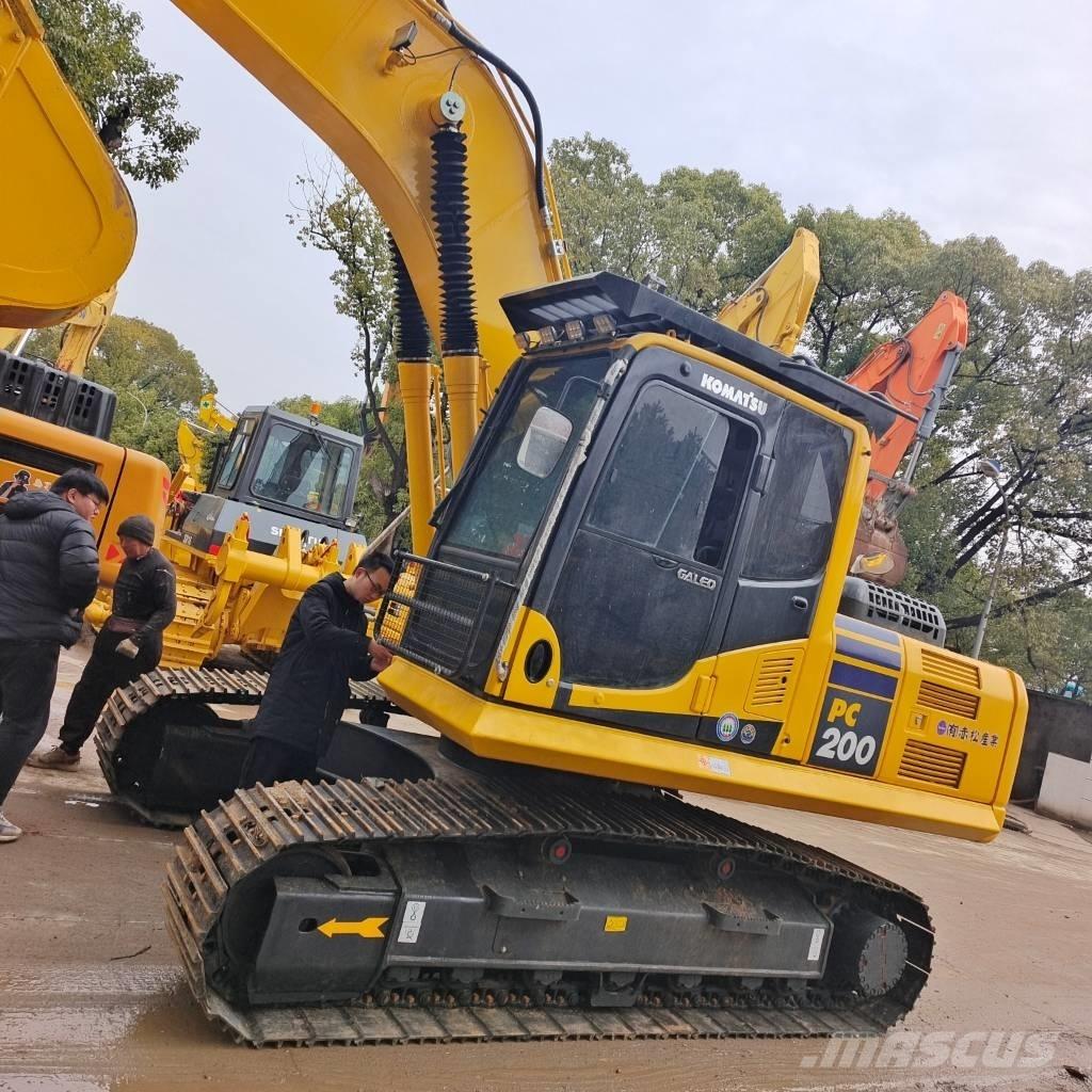 Komatsu PC 200 Roomikekskavaatorid