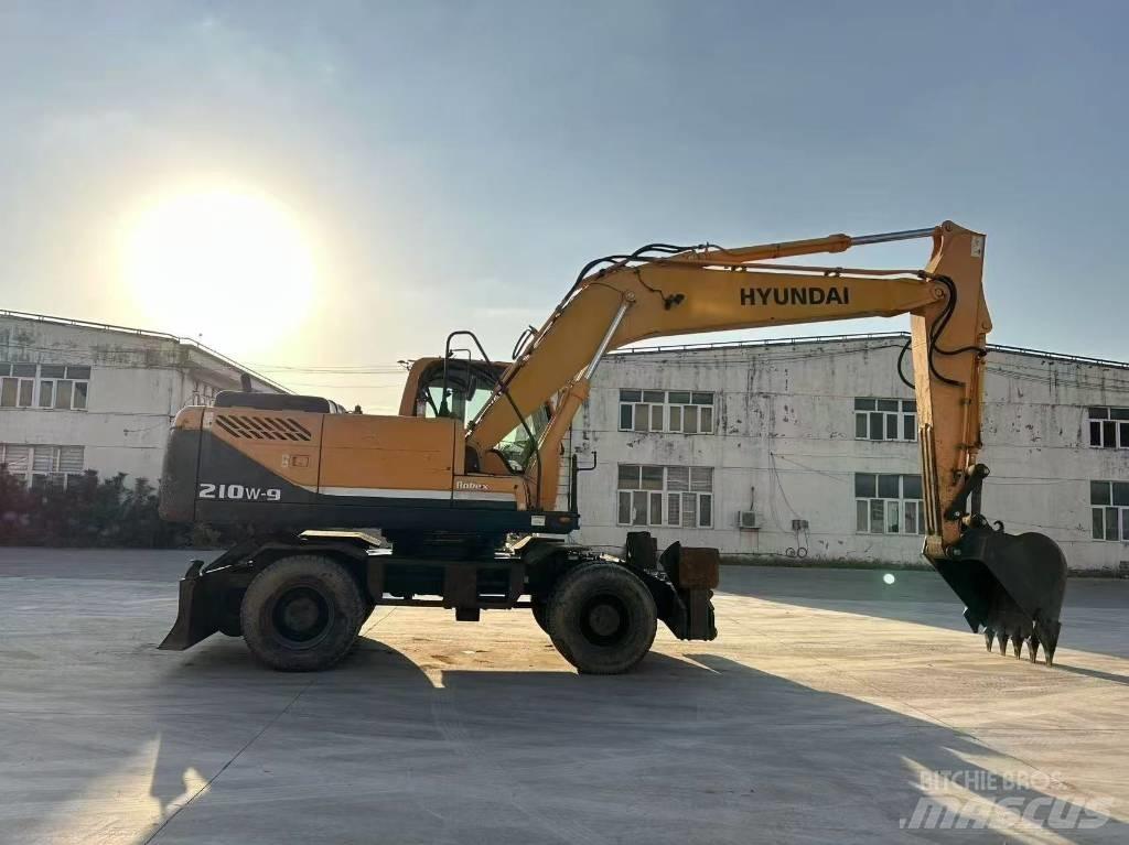 Hyundai 210W-9 Ratasekskavaatorid