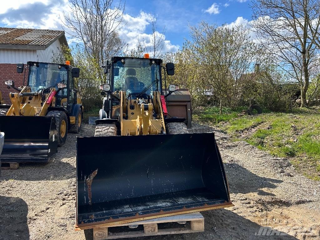 CAT 906 Rataslaadurid