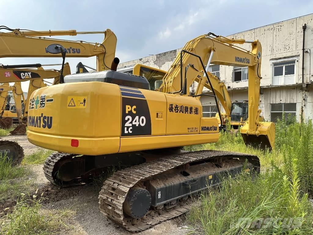 Komatsu PC240-8 Roomikekskavaatorid