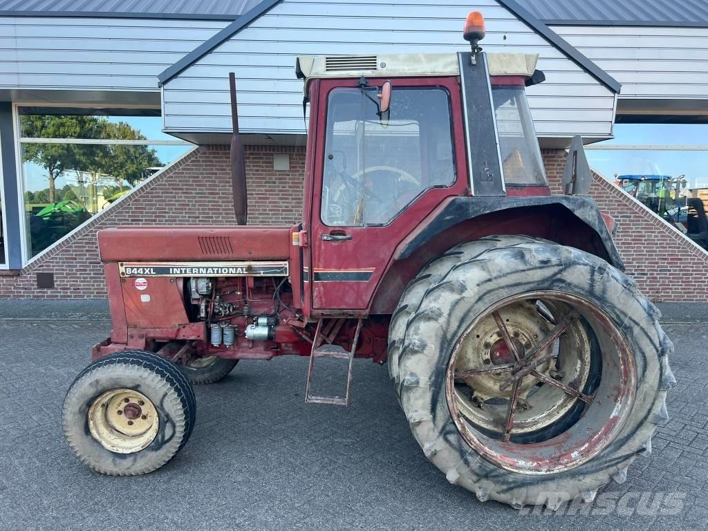 International 844 Traktorid