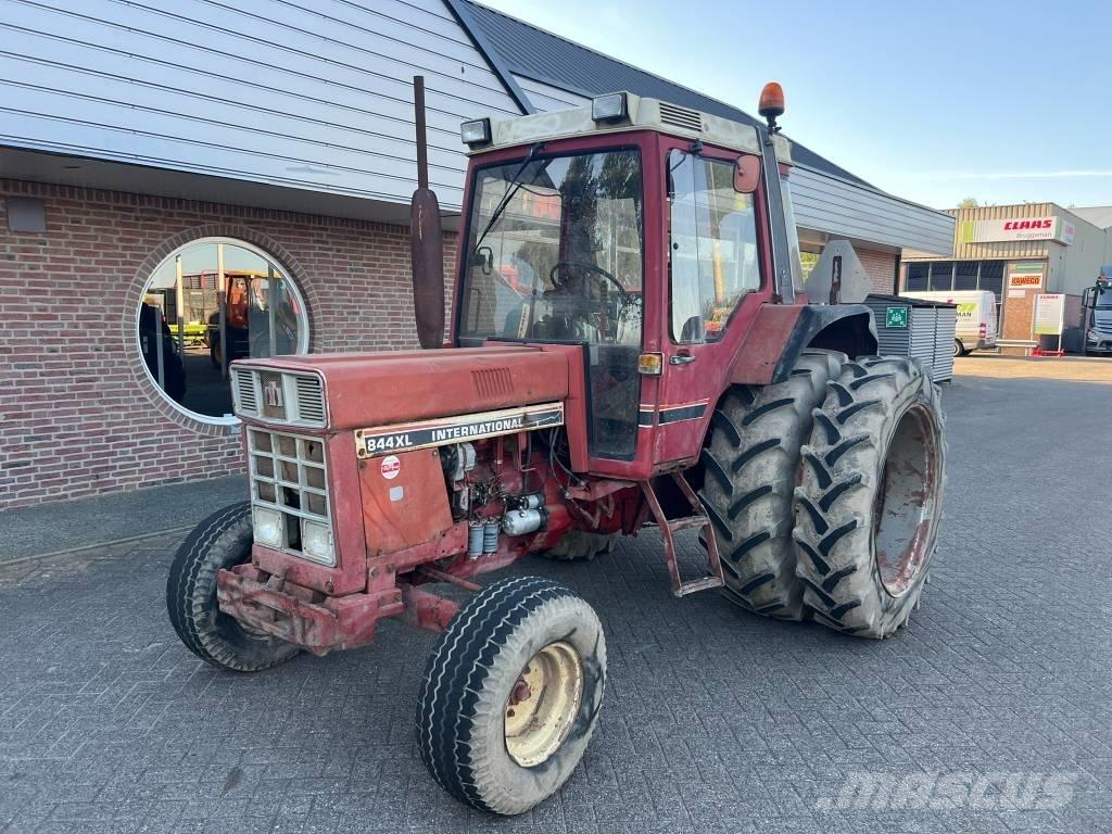 International 844 Traktorid