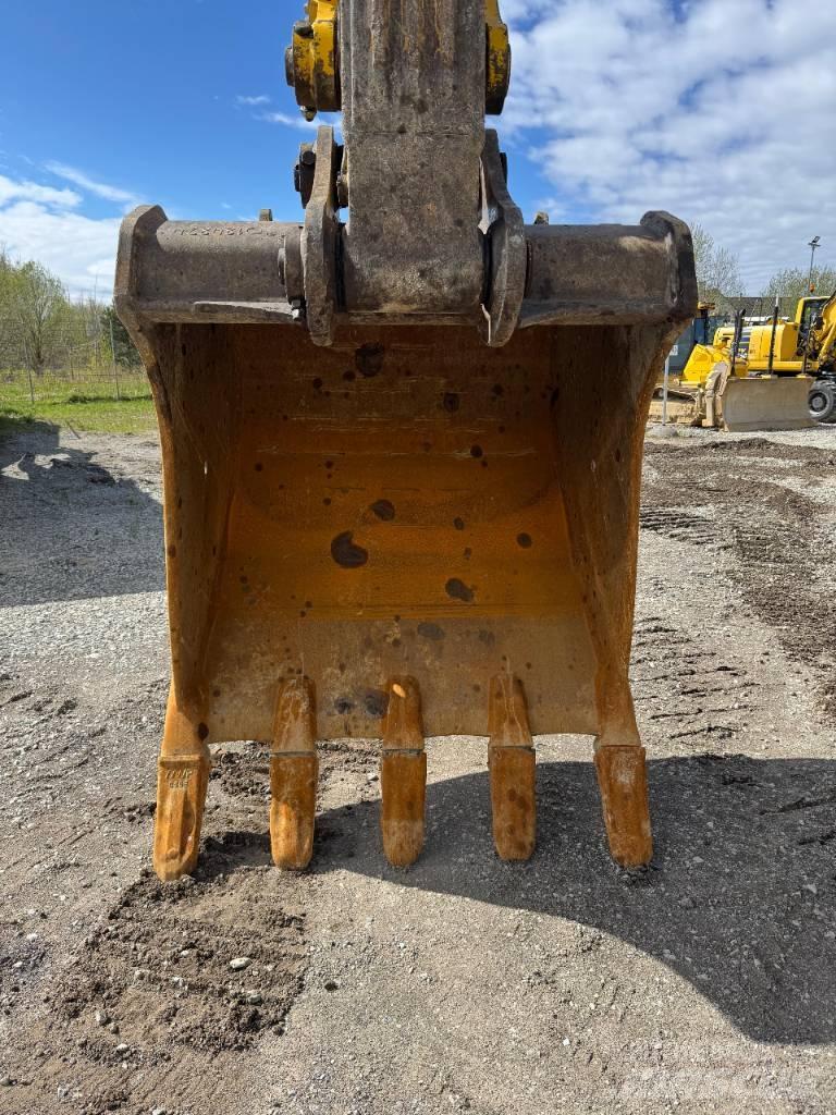 Komatsu HB365LC-3E0 Roomikekskavaatorid