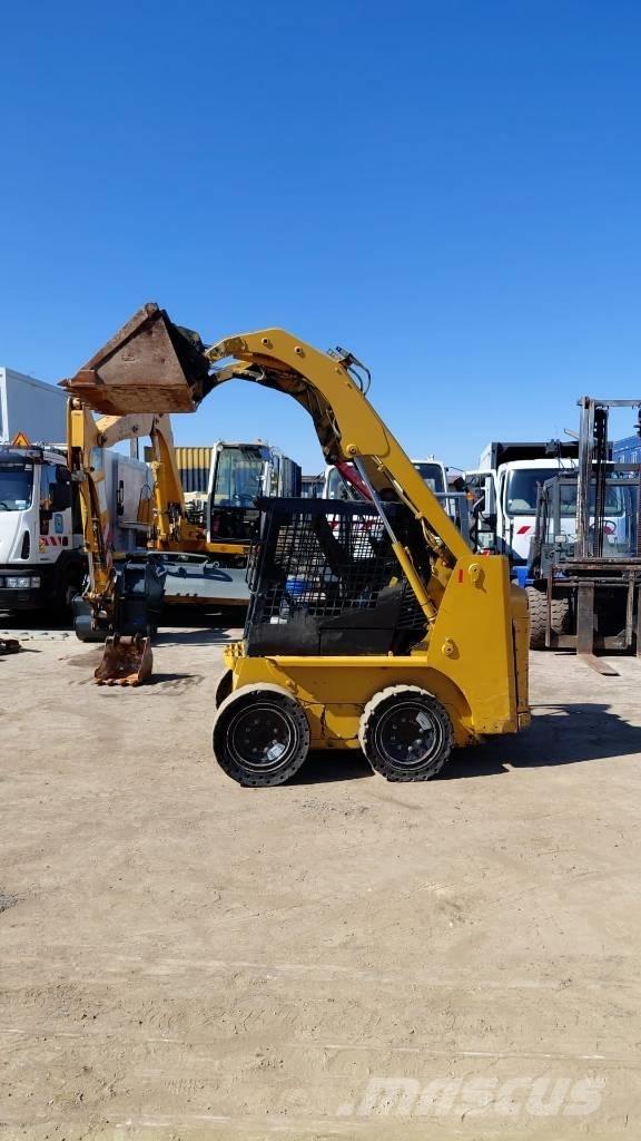 CAT 216 B Väikelaadurid