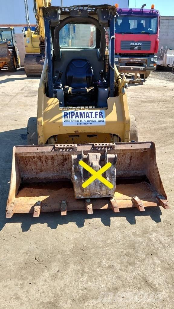 CAT 216 B Väikelaadurid
