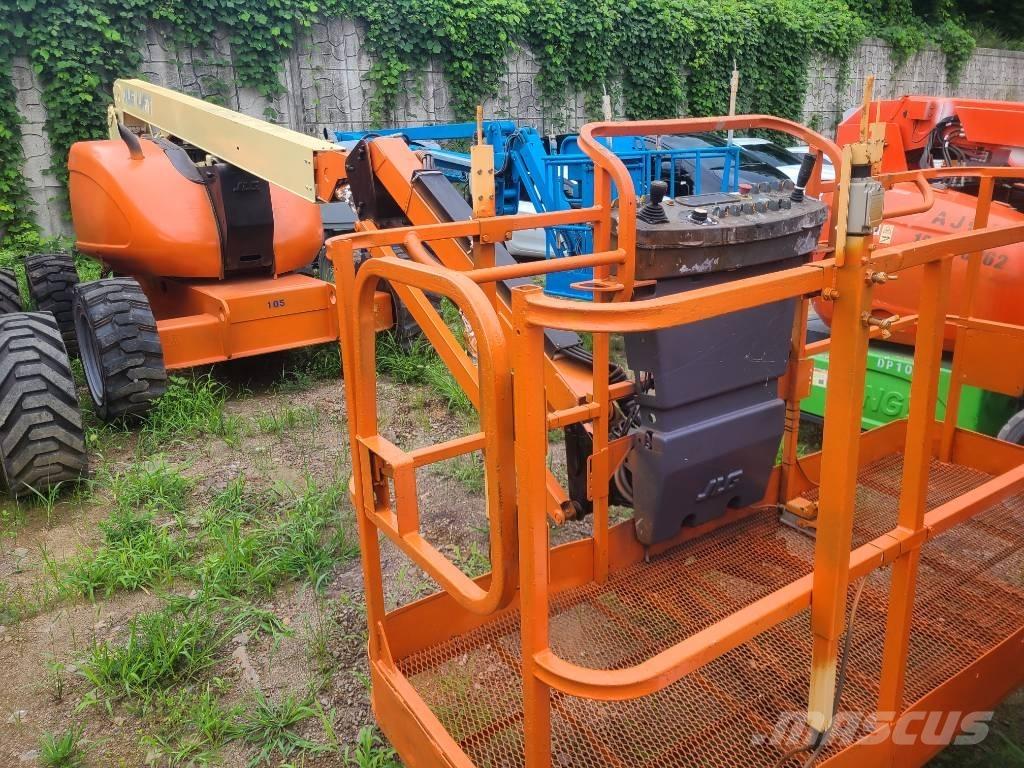 JLG 600 AJ Iseliikuvad poomtõstukid