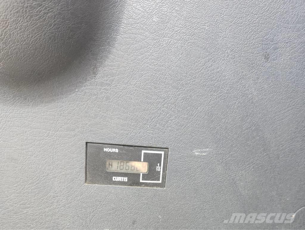 Hyundai Robex 300 LC Roomikekskavaatorid