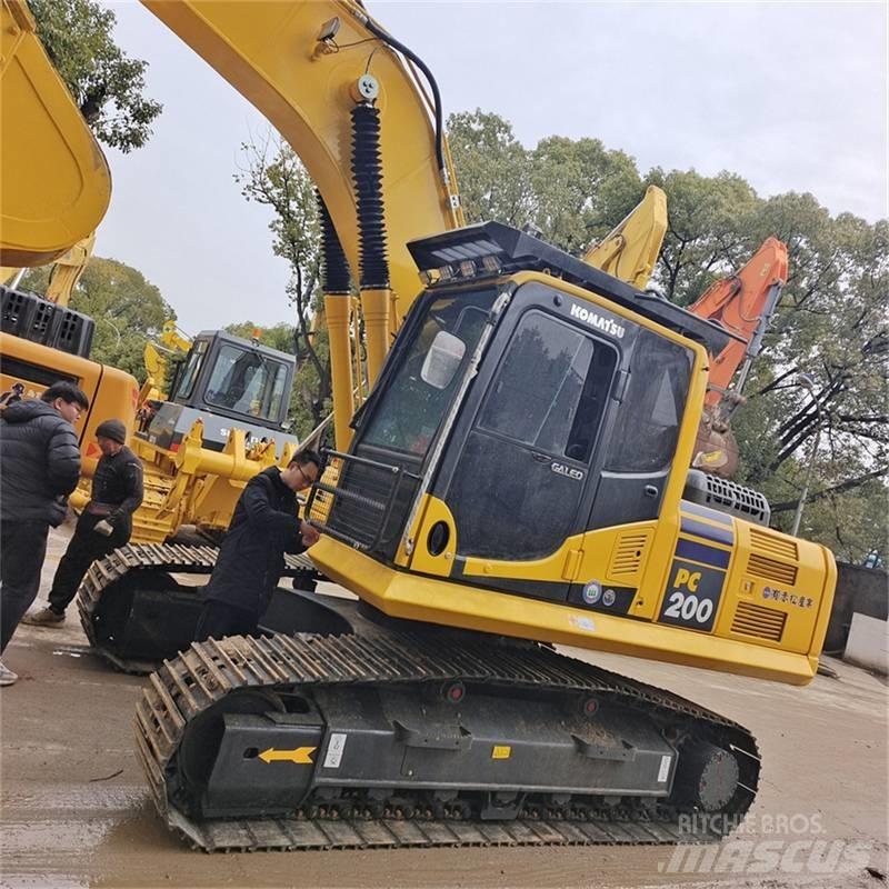 Komatsu PC200-8 Roomikekskavaatorid