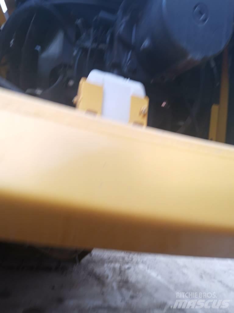 Komatsu PC 450-8 Roomikekskavaatorid