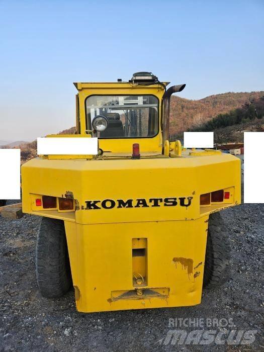 Komatsu FD 150 Lükandmastiga tõstukid