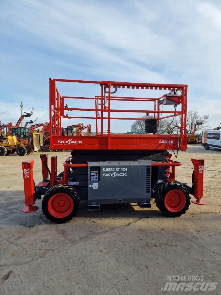 SkyJack SJ 6832 RT Käärtõstukid