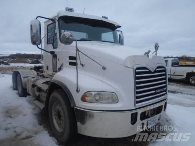 Mack CXU 613 Sadulveokid