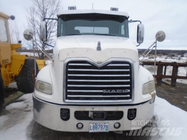 Mack CXU 613 Sadulveokid