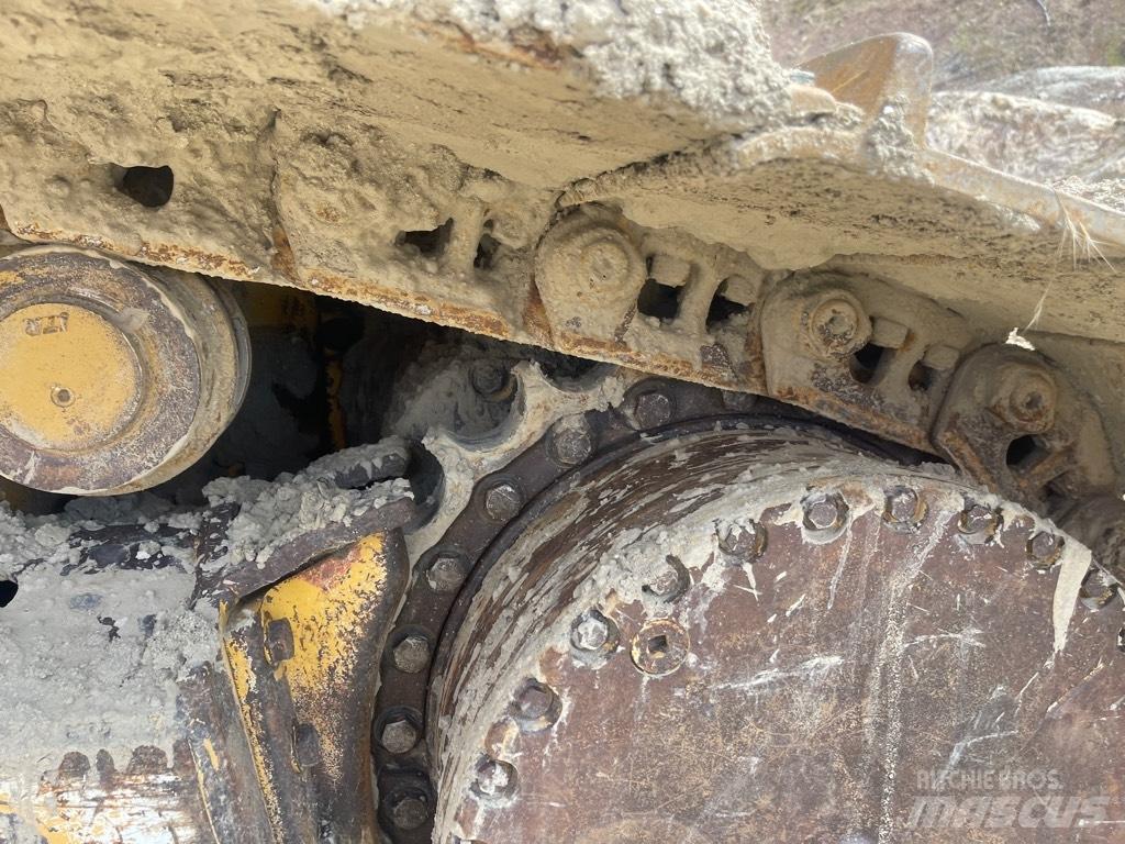 DEERE 750J Buldooserid