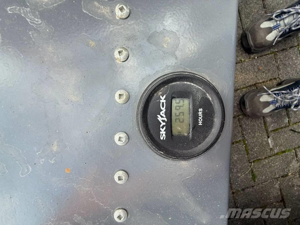 SkyJack SJ 3219 Käärtõstukid