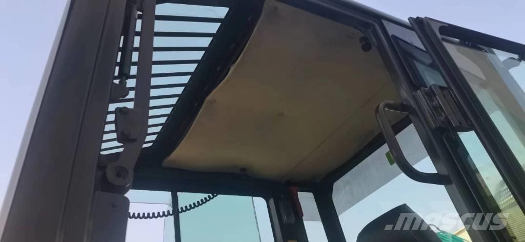 Komatsu 56-7 Roomikekskavaatorid