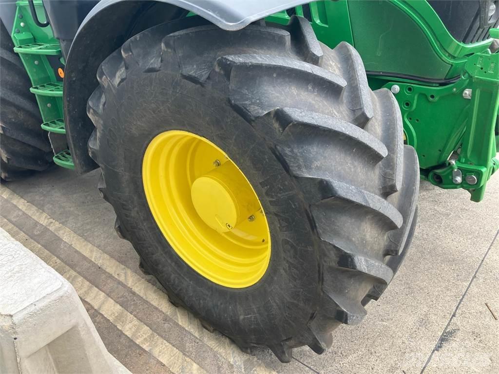 John Deere 6215R Traktorid