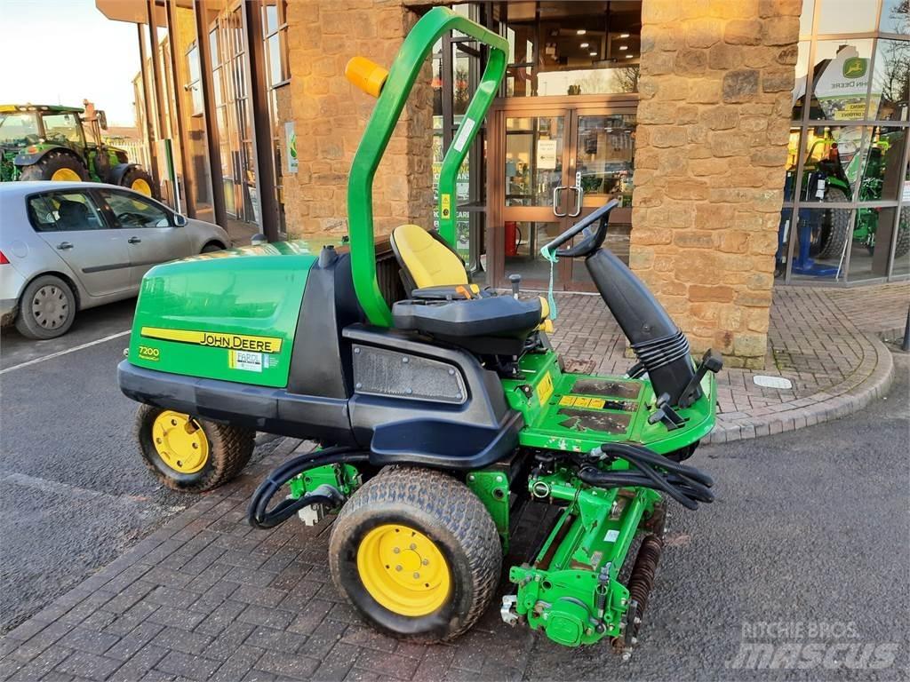 John Deere 7200 Taga jalutatavad niidukid