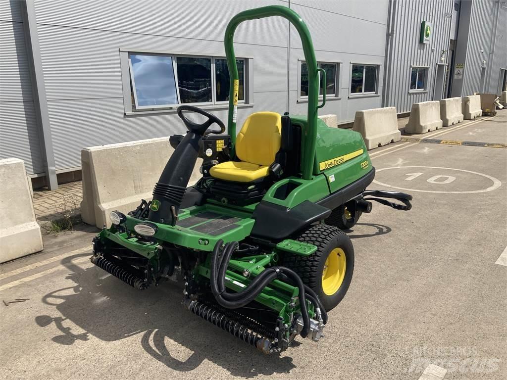 John Deere 7200A Taga jalutatavad niidukid