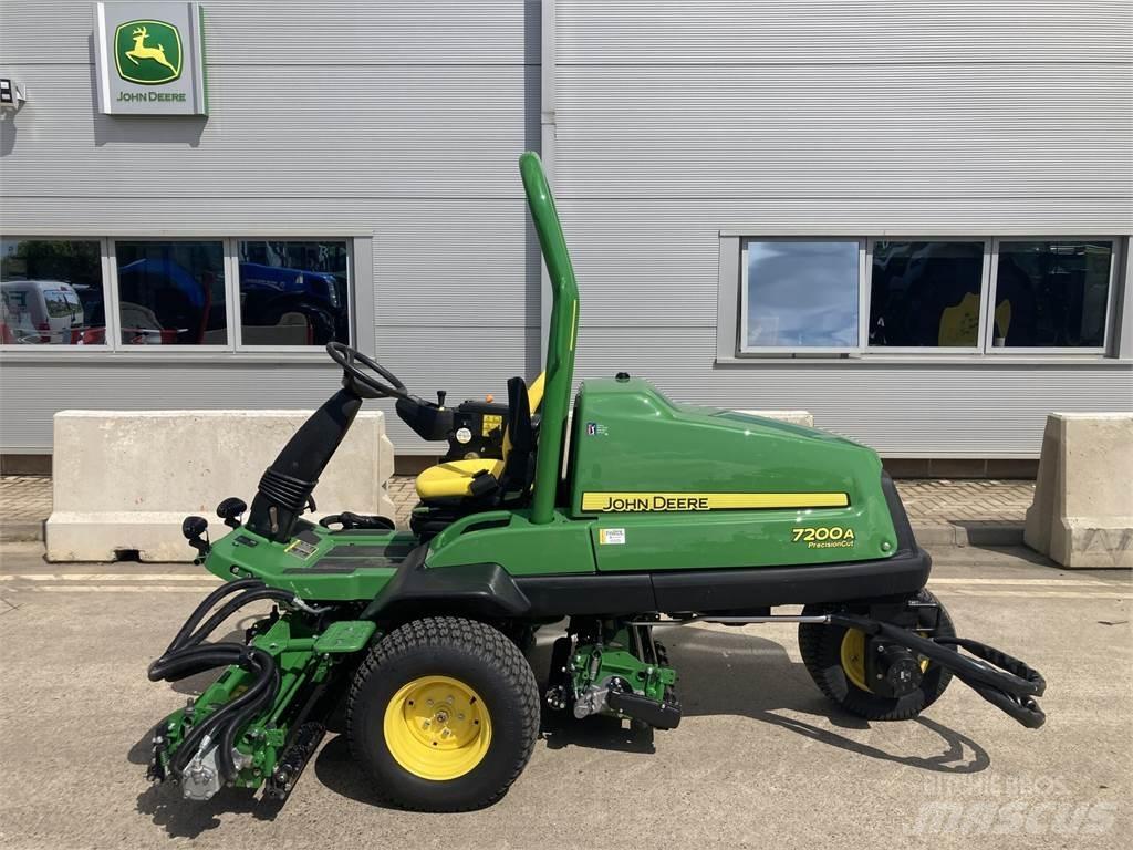 John Deere 7200A Taga jalutatavad niidukid