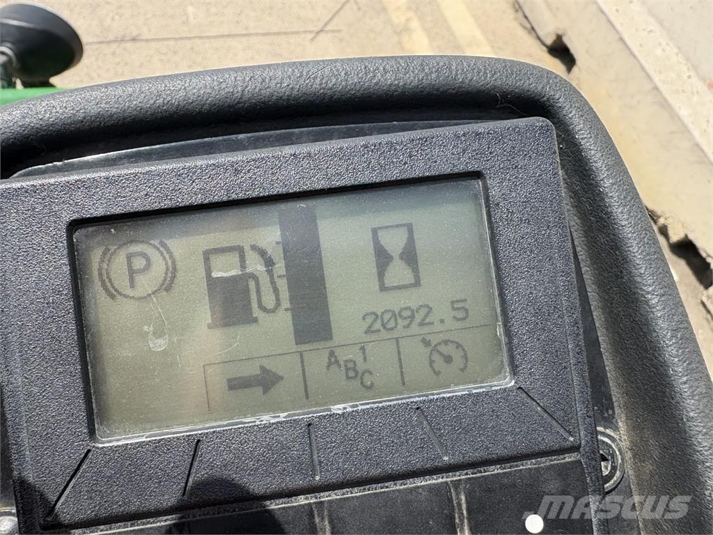 John Deere 7200A Taga jalutatavad niidukid