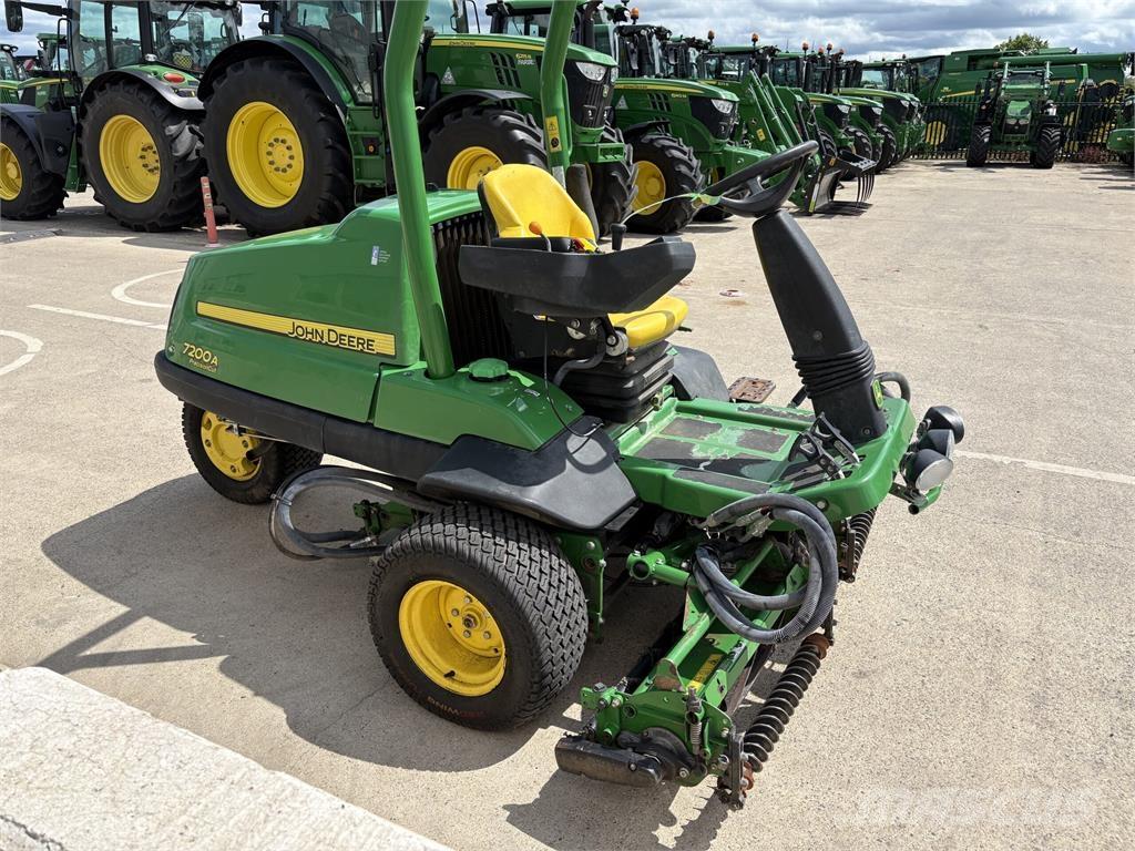 John Deere 7200A Taga jalutatavad niidukid