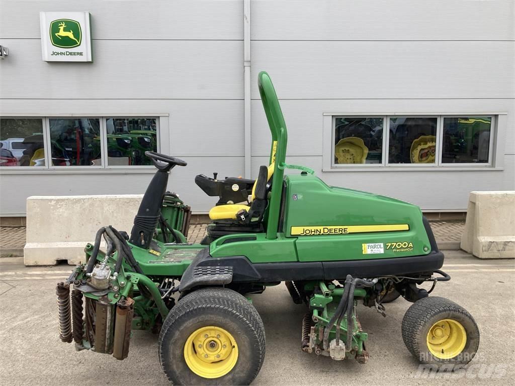 John Deere 7700A Taga jalutatavad niidukid