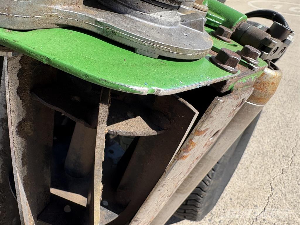 John Deere 7700A Taga jalutatavad niidukid