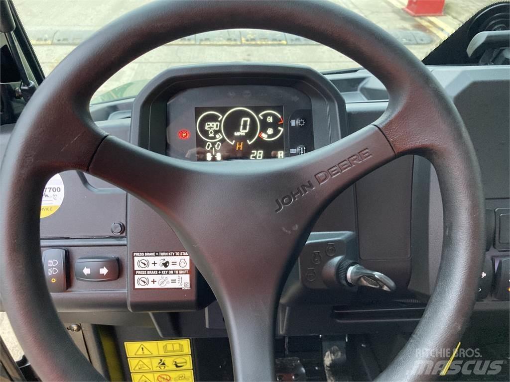 John Deere XUV875M Kommunaalteenuste tehnika