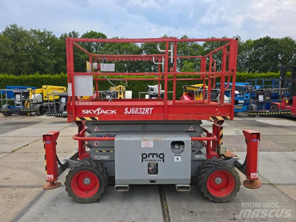 SkyJack SJ 6832 RT Käärtõstukid