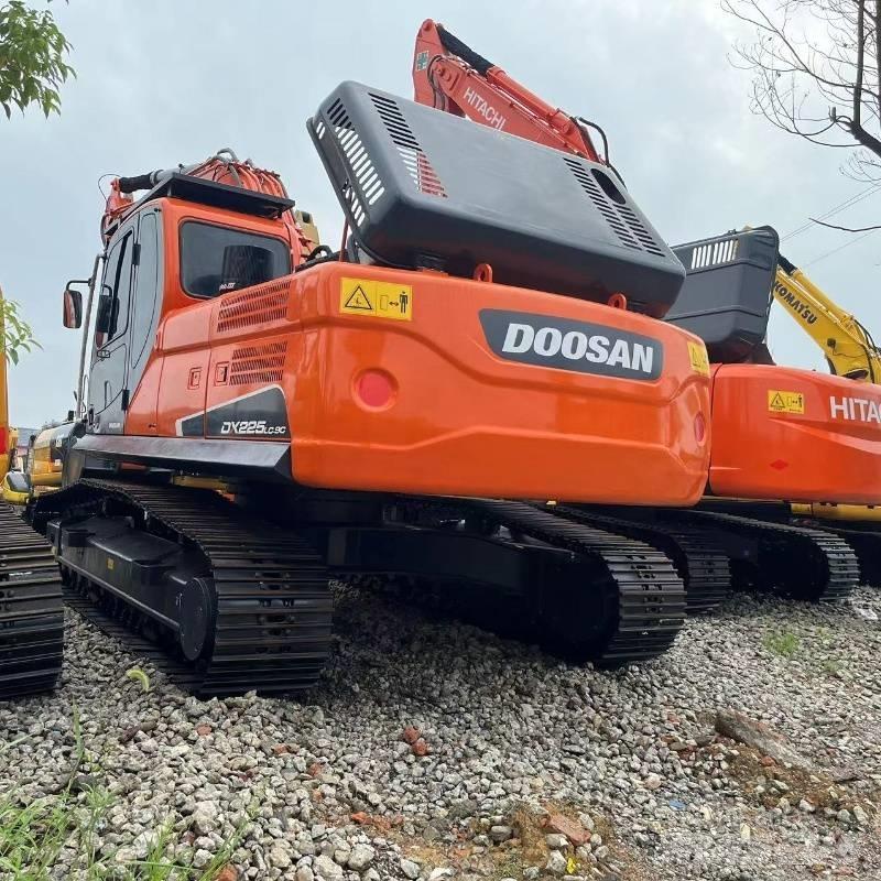 Doosan DX 225 Roomikekskavaatorid