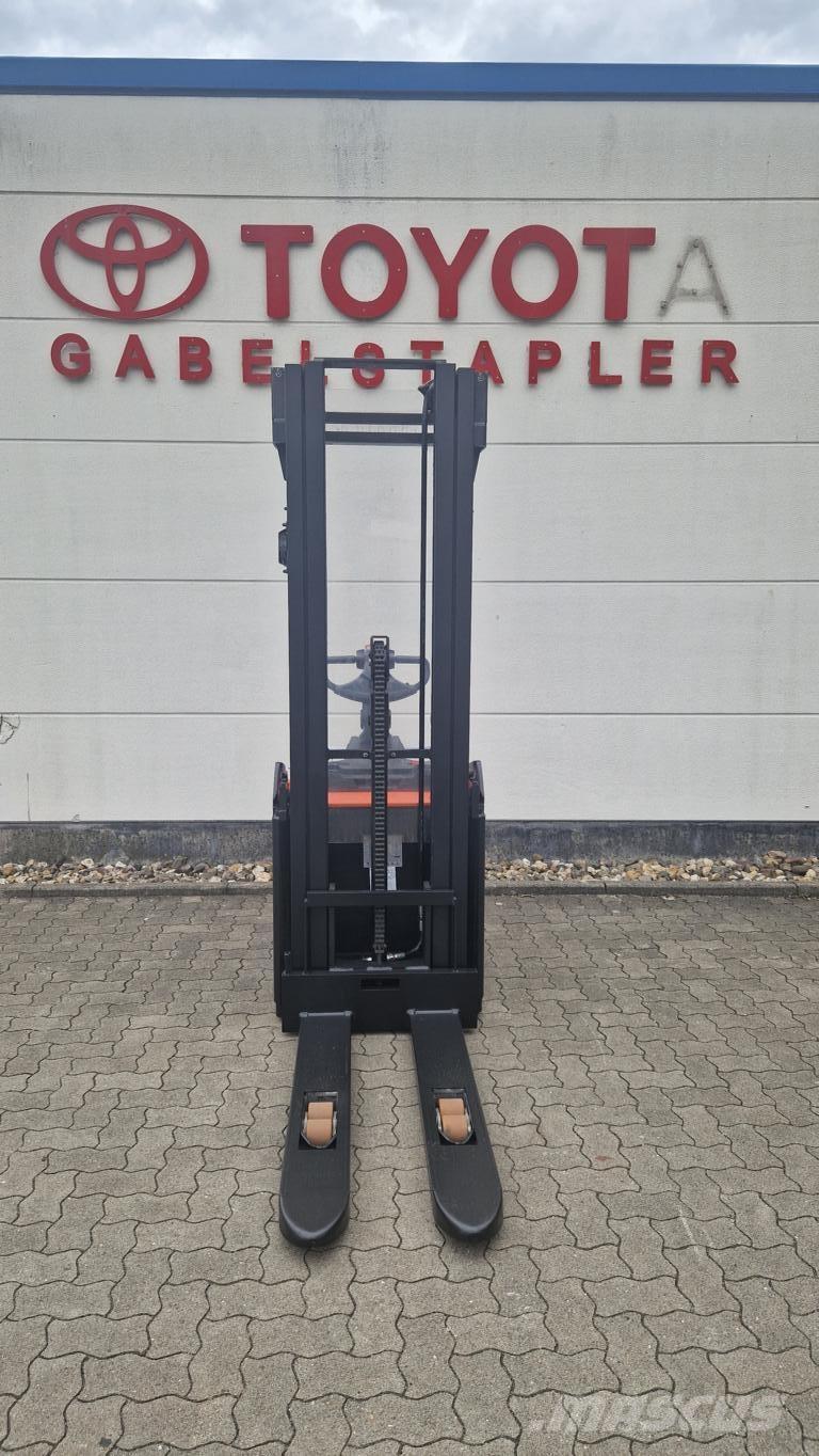 Toyota SPE160 Platvormiga virnastajad