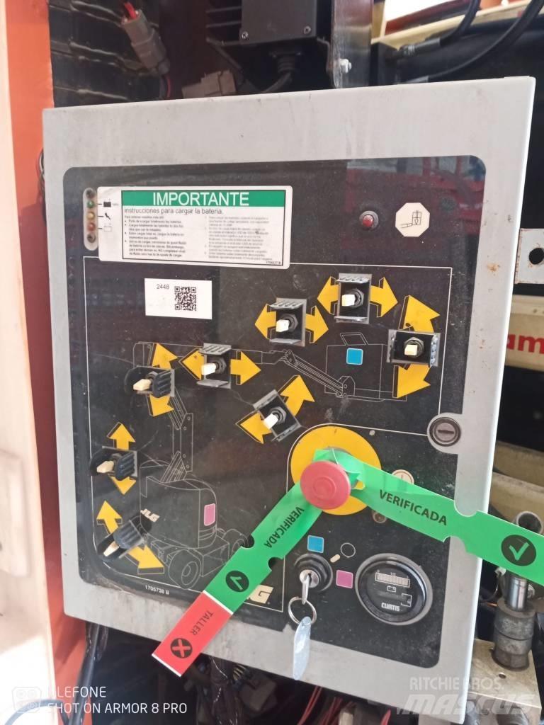 JLG E 300 AJP Iseliikuvad poomtõstukid