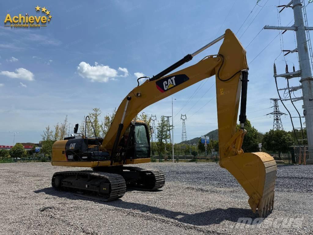CAT 320 D2 Roomikekskavaatorid