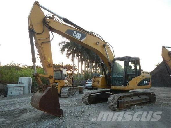 CAT 320D Roomikekskavaatorid