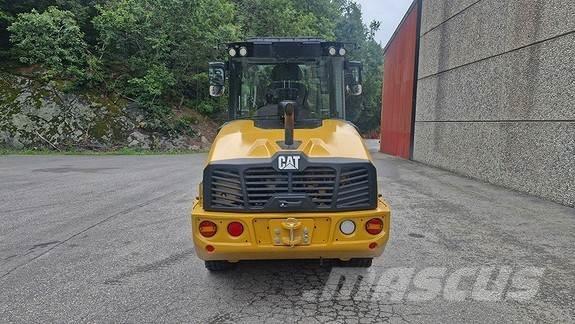 CAT 906 Rataslaadurid