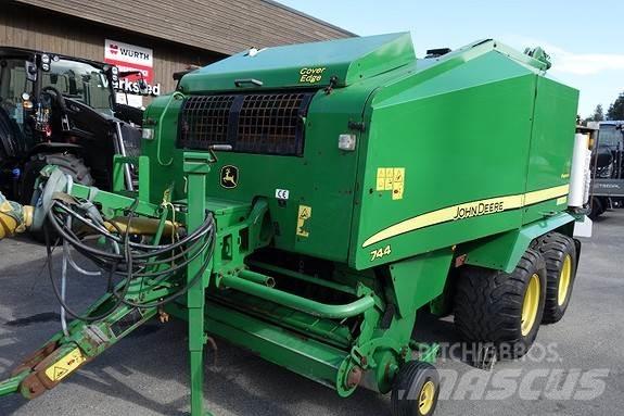John Deere 744 744 Ruloonpressid