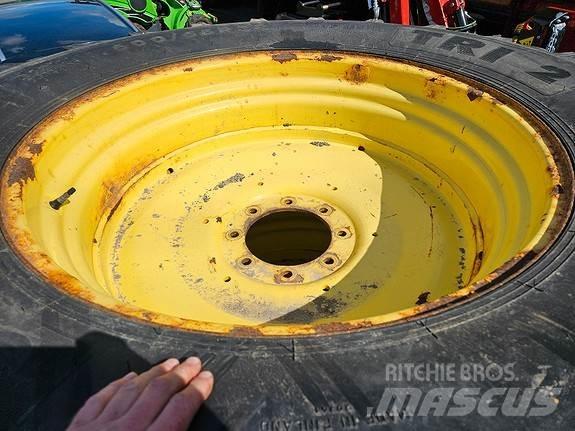 John Deere NOKIAN Traktorid