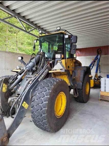 Komatsu WA200 PT Rataslaadurid
