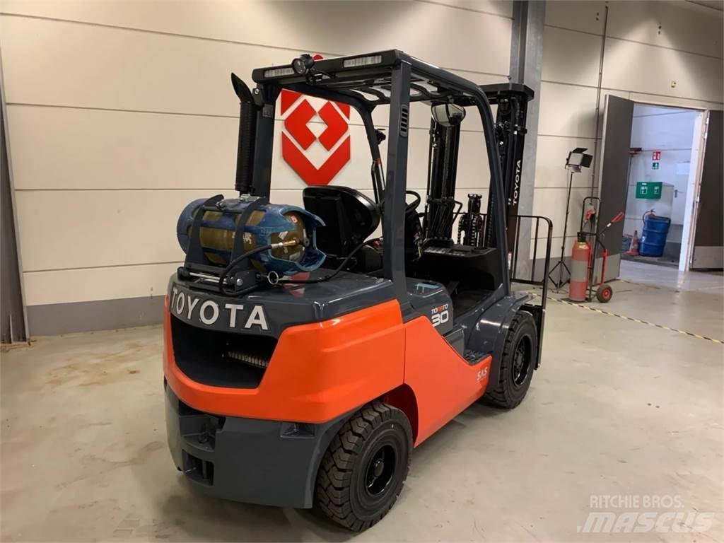 Toyota 02-8FGF30 Gaasitõstukid