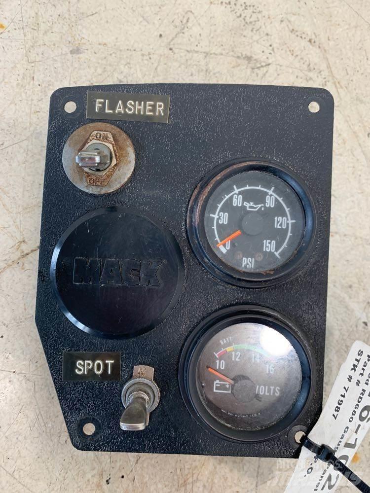 Mack RD680 Elektroonikaseadmed